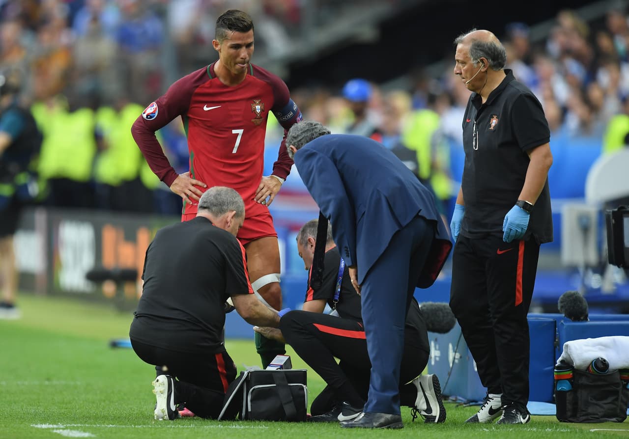 Cristiano Ronaldo abandonó la final de la Eurocopa a los 25 minutos de juego por lesión y las lágrimas de la figura portuguesa brotaron.