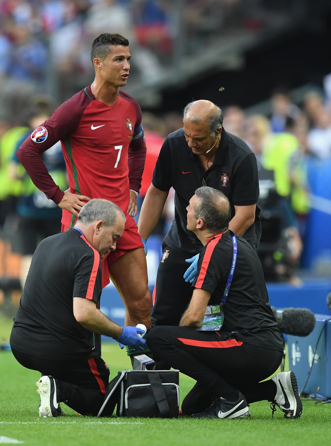 Cristiano Ronaldo abandonó la final de la Eurocopa a los 25 minutos de juego por lesión y las lágrimas de la figura portuguesa brotaron.