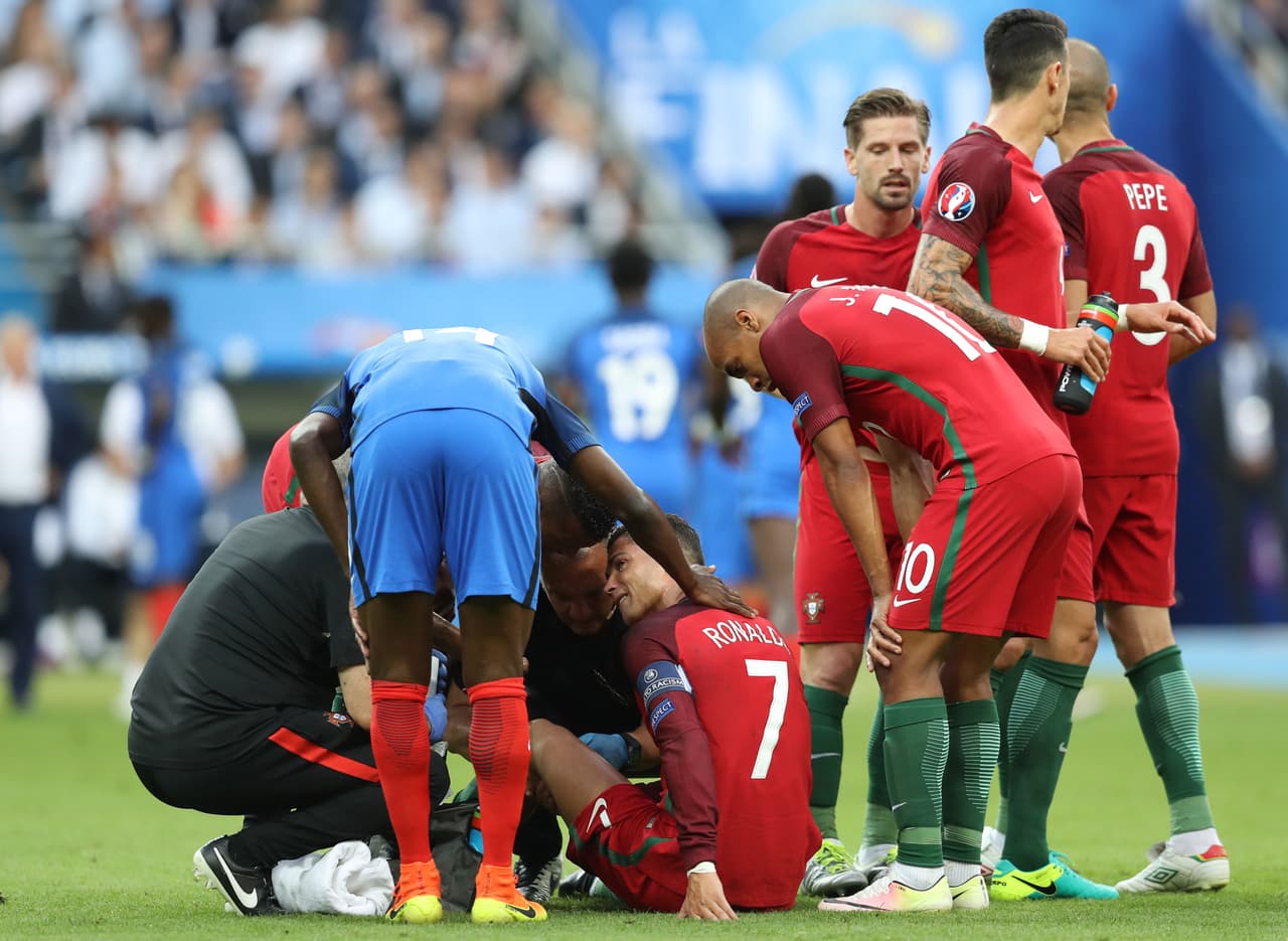 Cristiano Ronaldo abandonó la final de la Eurocopa a los 25 minutos de juego por lesión y las lágrimas de la figura portuguesa brotaron.