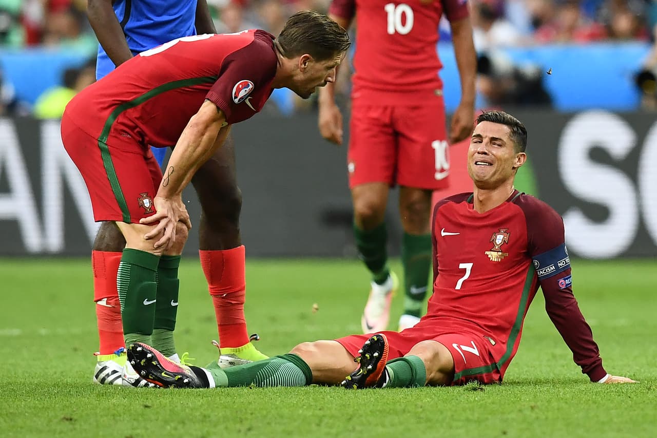 Cristiano Ronaldo abandonó la final de la Eurocopa a los 25 minutos de juego por lesión y las lágrimas de la figura portuguesa brotaron.