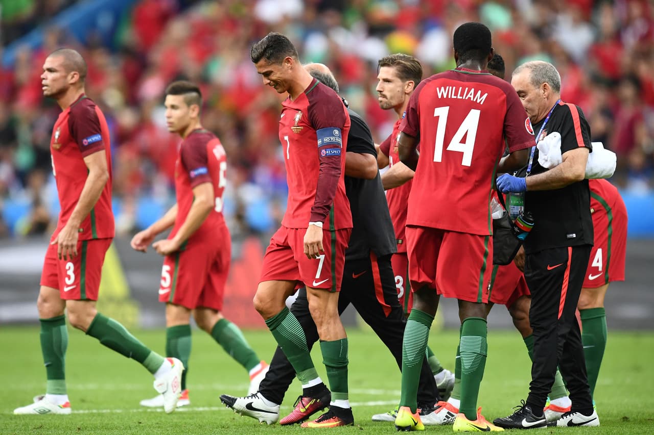 Cristiano Ronaldo abandonó la final de la Eurocopa a los 25 minutos de juego por lesión y las lágrimas de la figura portuguesa brotaron.