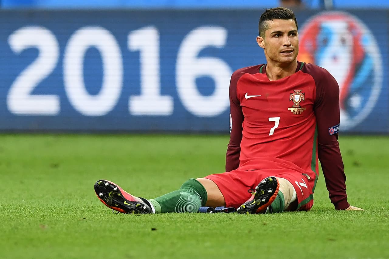 Cristiano Ronaldo abandonó la final de la Eurocopa a los 25 minutos de juego por lesión y las lágrimas de la figura portuguesa brotaron.