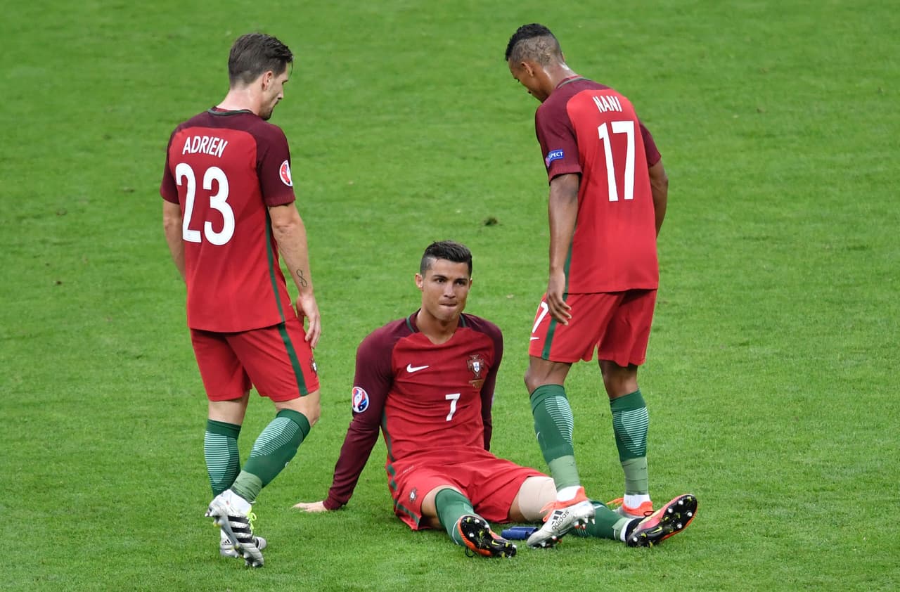Cristiano Ronaldo abandonó la final de la Eurocopa a los 25 minutos de juego por lesión y las lágrimas de la figura portuguesa brotaron.