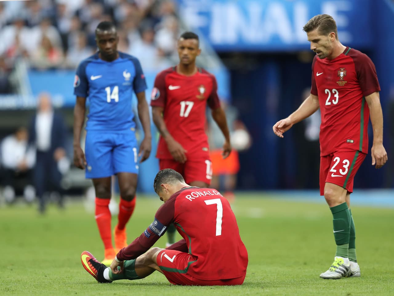 Cristiano Ronaldo abandonó la final de la Eurocopa a los 25 minutos de juego por lesión y las lágrimas de la figura portuguesa brotaron.