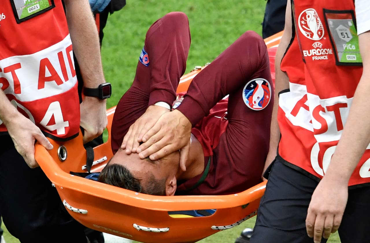 Cristiano Ronaldo abandonó la final de la Eurocopa a los 25 minutos de juego por lesión y las lágrimas de la figura portuguesa brotaron.