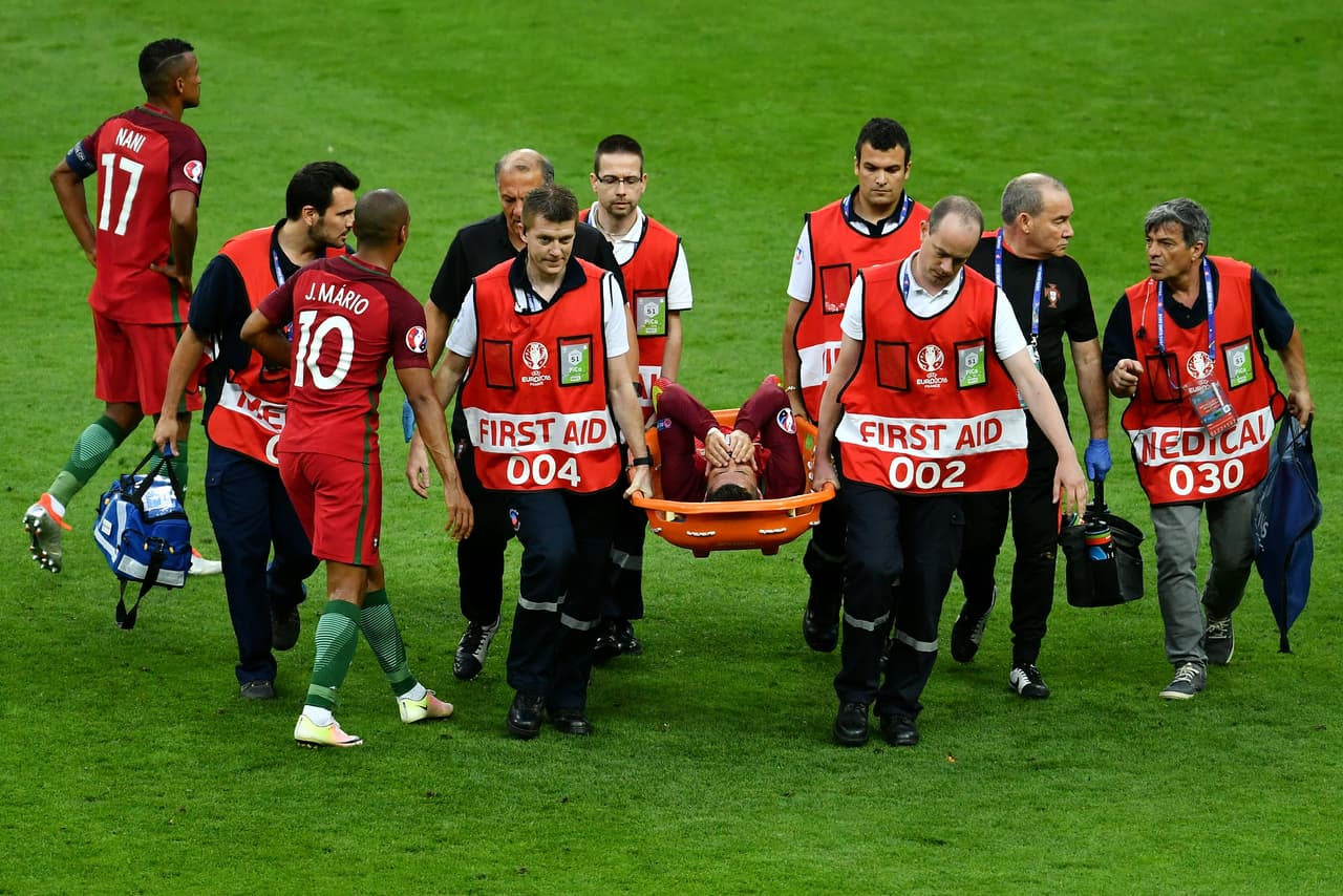 Cristiano Ronaldo abandonó la final de la Eurocopa a los 25 minutos de juego por lesión y las lágrimas de la figura portuguesa brotaron.