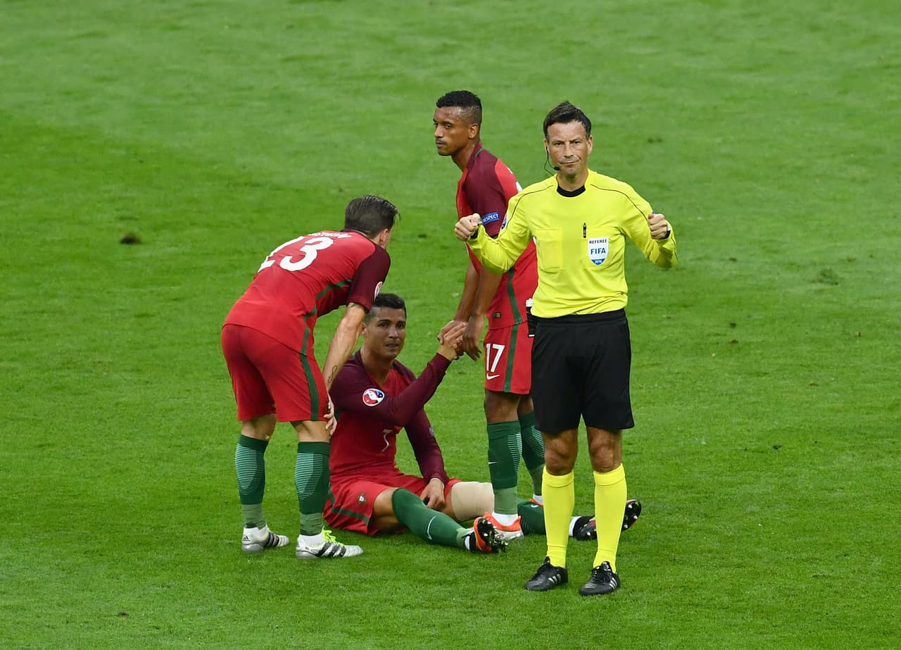 Cristiano Ronaldo abandonó la final de la Eurocopa a los 25 minutos de juego por lesión y las lágrimas de la figura portuguesa brotaron.