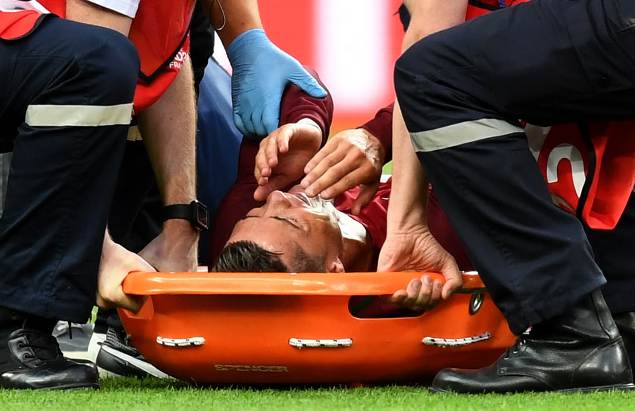 Cristiano Ronaldo abandonó la final de la Eurocopa a los 25 minutos de juego por lesión y las lágrimas de la figura portuguesa brotaron.