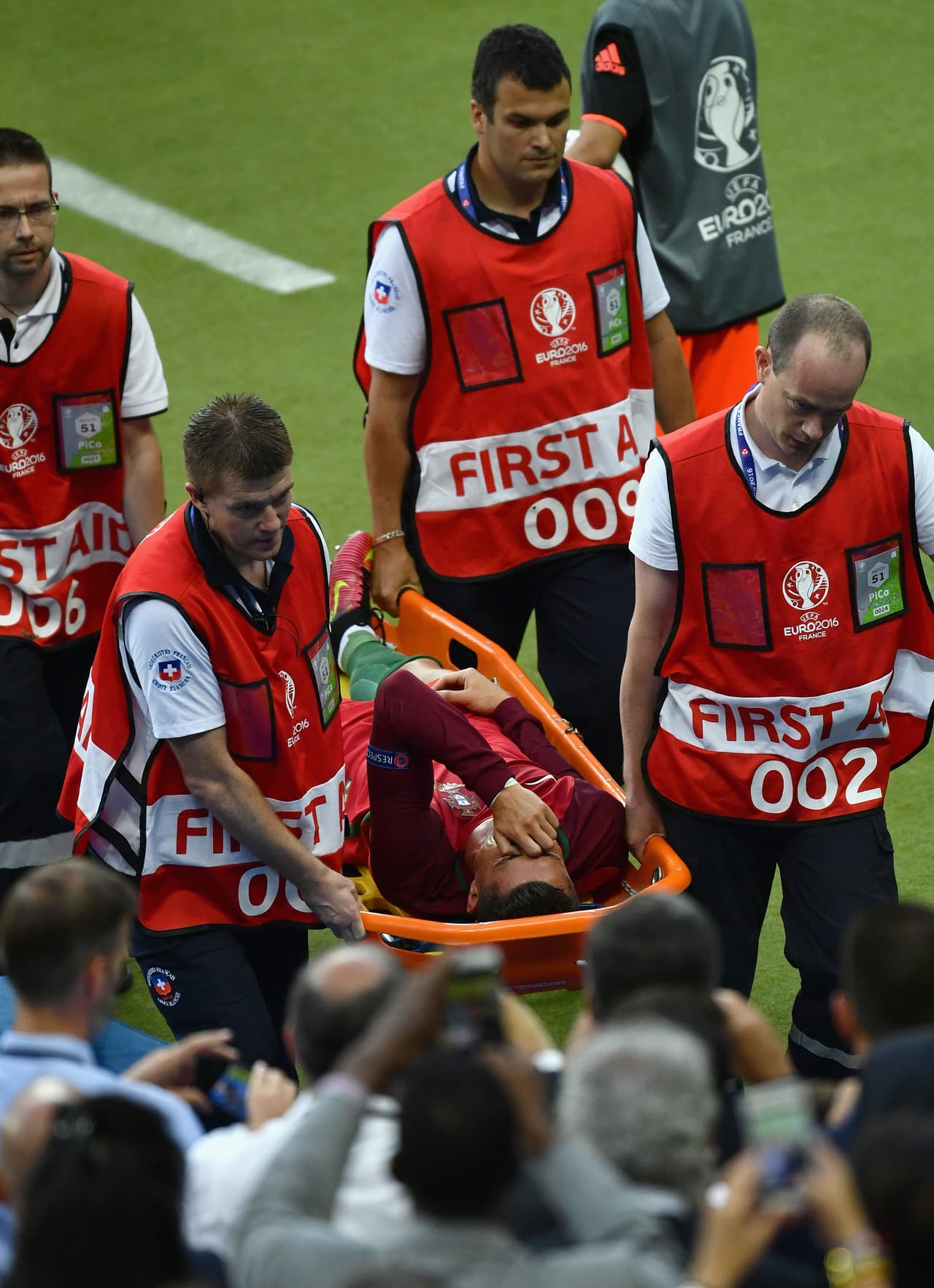 Cristiano Ronaldo abandonó la final de la Eurocopa a los 25 minutos de juego por lesión y las lágrimas de la figura portuguesa brotaron.