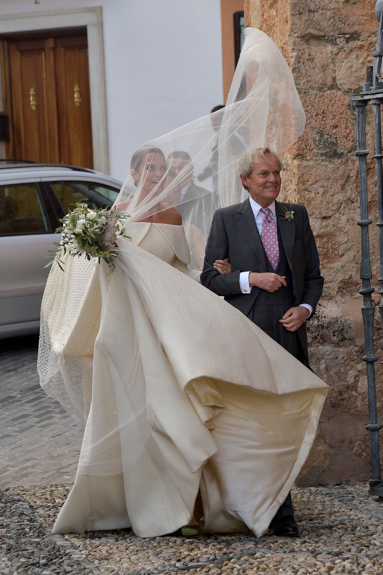 El viento y la lluvia no estaban en el esquema de la boda perfecta, pero eso le dio un toque de frescura.