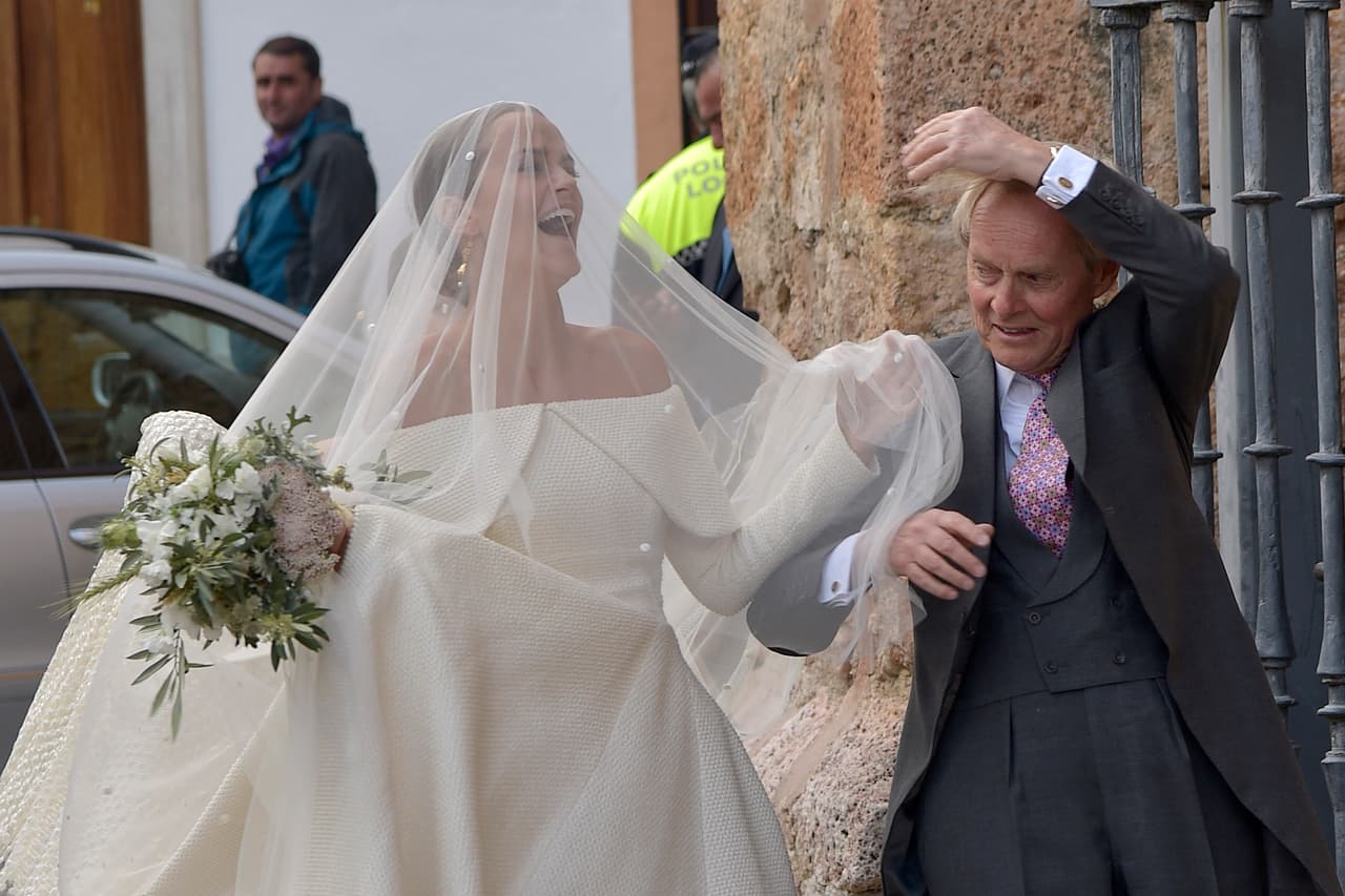 Charlotte entró sonriente a la Iglesia en la que tanto soñó celebrar su boda.