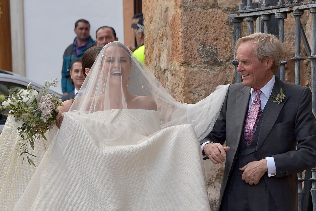 El vestido blanco, sin muchos adornos, dejaba ver sus hombros.