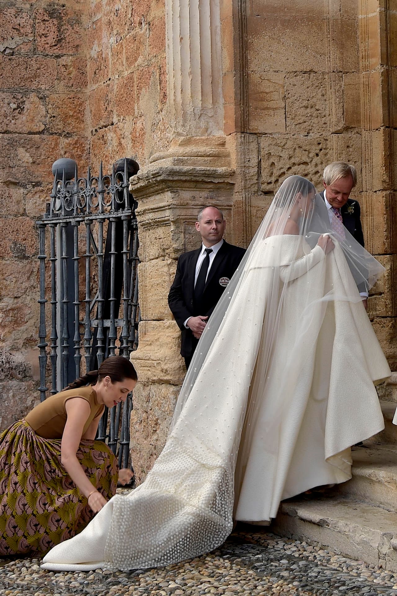 En la localidad de apenas 10 mil habitantes, decenas de vecinos salieron a las calles a presenciar la unión matrimonial.