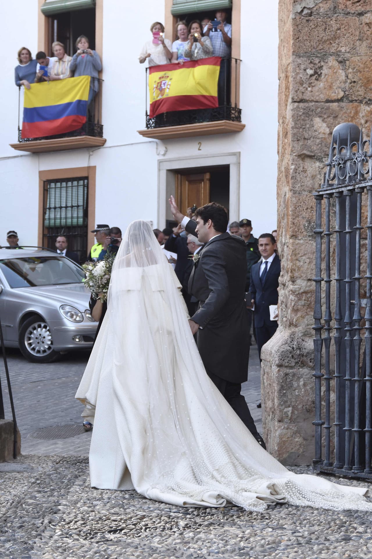 Como se puede ver, los lugareños colocaron en sus balcones banderas de Colombia y España.