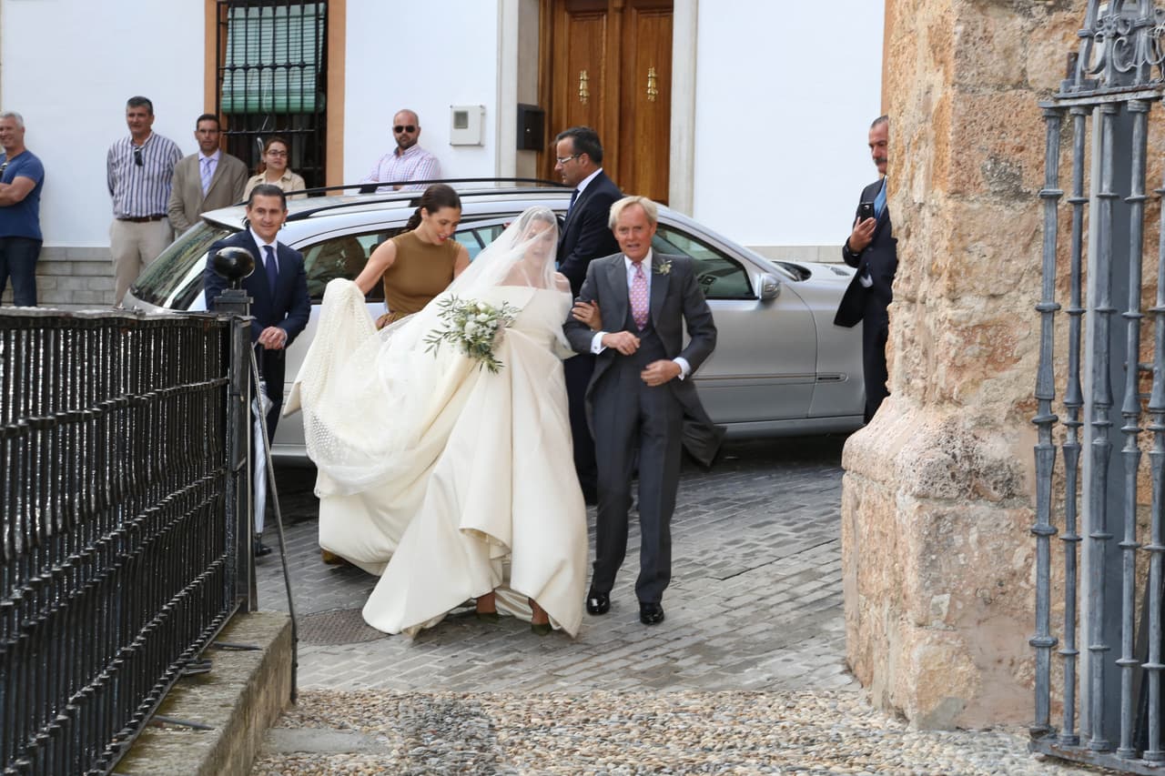 Detrás de ellos, la hermosa novia Charlotte Wellesley llegó a la iglesia de Nuestra Señora de la Reencarnación.