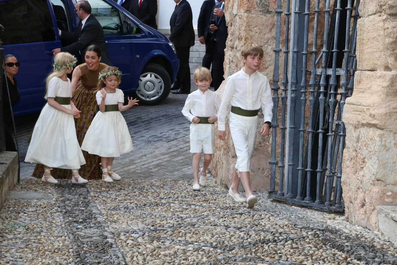 Los pajes y damitas llegaron puntuales a la cita.