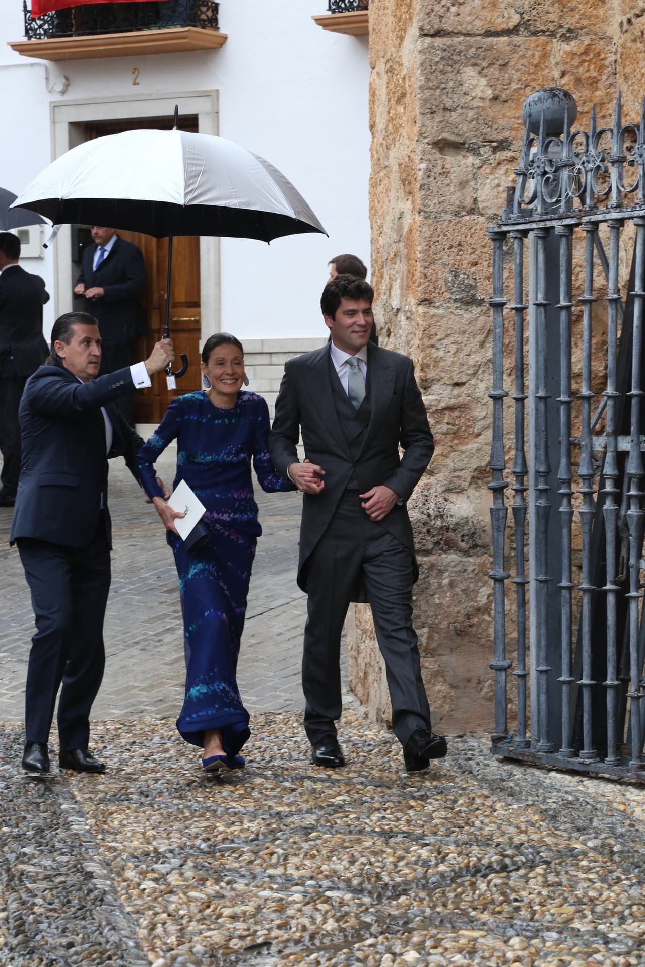 Una boda de ensueño se celebró la tarde del sábado en Granada. El novio, Alejandro Santo Domingo llegó puntual a la cita y llevaba del brazo a su madre Beatriz Dávila de Santo Domingo.
