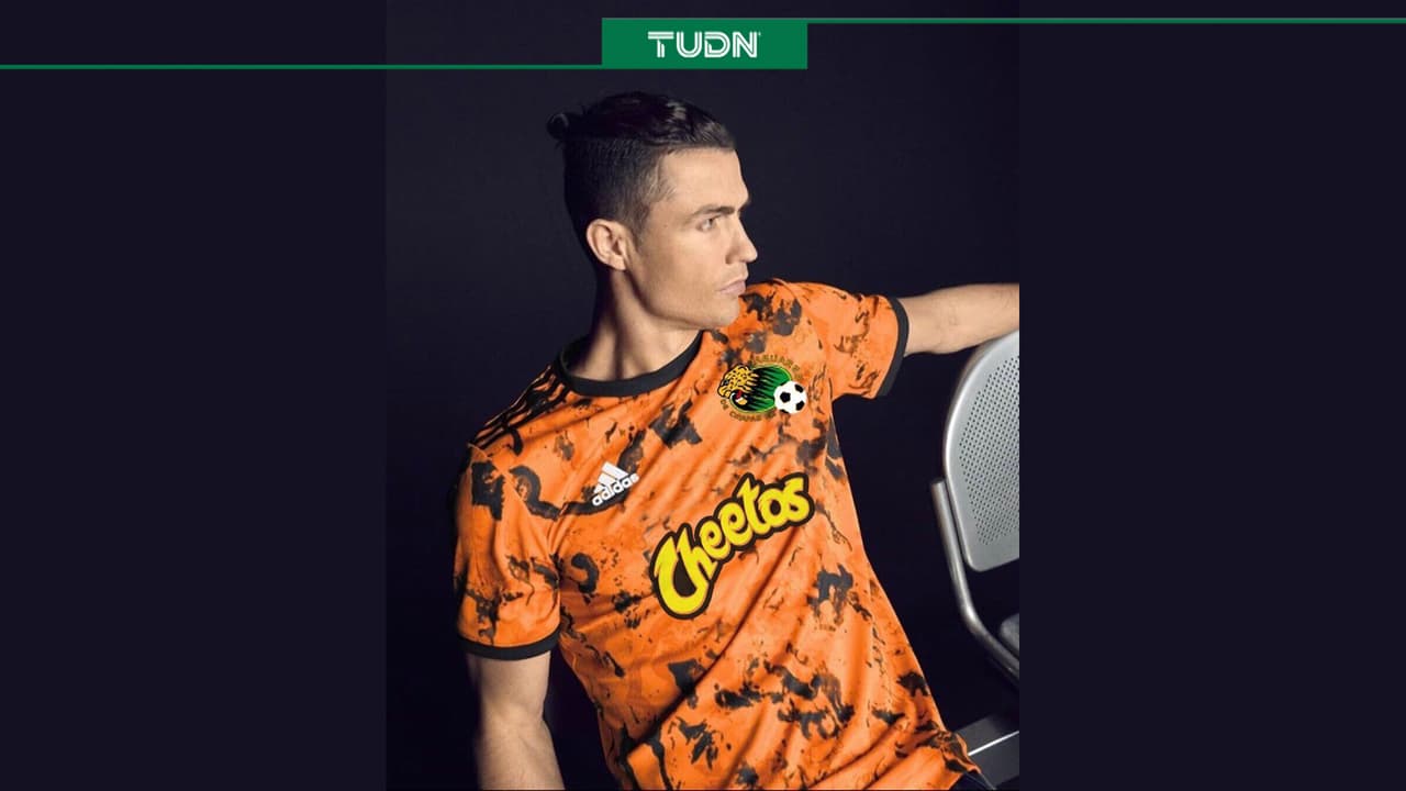 Cristiano Ronaldo posa con la nueva playera de... ¡¿Jaguares de Chiapas?!