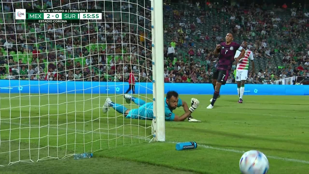 ¡TIRO ATAJADO! disparo por Diego Lainez.