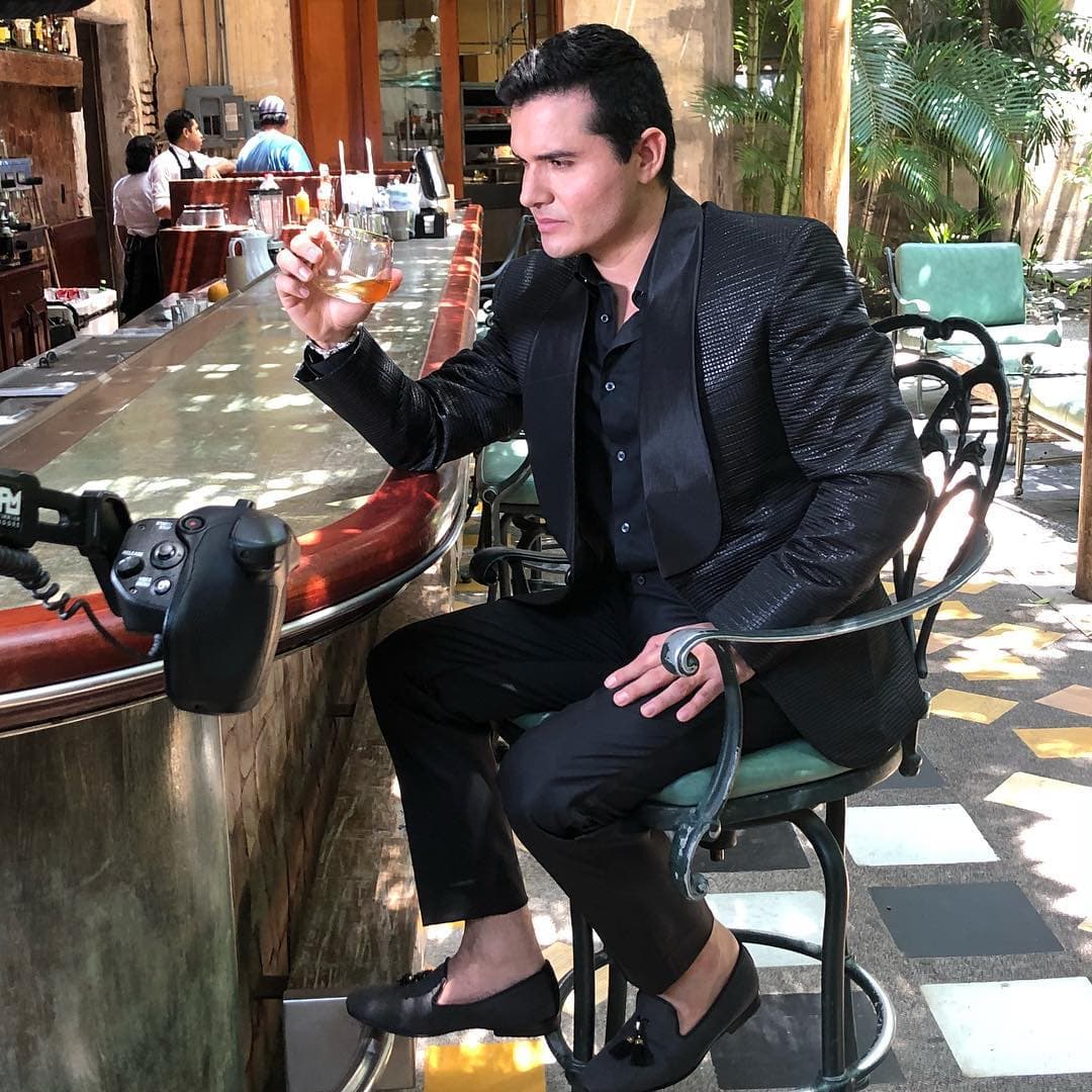 Nadie trae las manos tan impecables como 
<b>Horacio Palencia, </b>quien puede dejar la bota de lado para posar hasta sin calcetín.