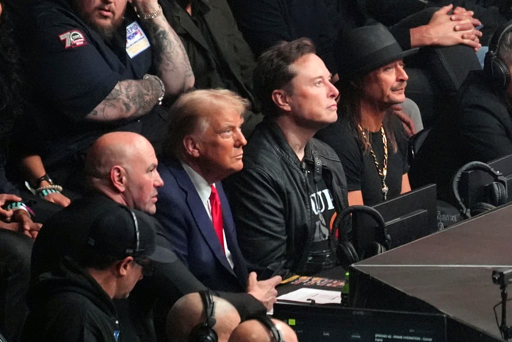 La pelea mantuvo cautiva la atención de, desde la izquierda, 
<b>Dana White, director general de la UFC</b>; el presidente electo Donald Trump; el empresario Elon Musk y el cantante 
<b>Kid Rock,</b> entre otras 20,200 personas presentes en el Madison Square Garden.
