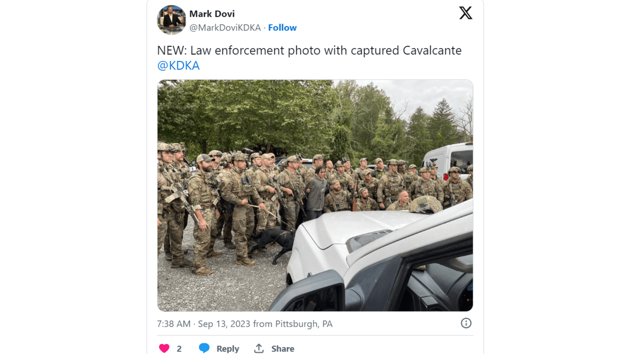 Captura de pantalla de un tuit en el que aparece la fotografía que se tomaron las autoridades tras el arresto de Danelo Cavalcante.