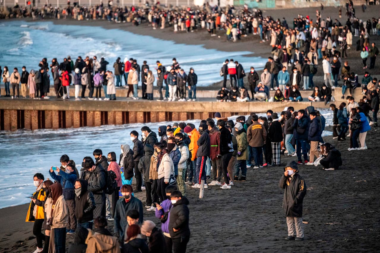 La gente se reúne en la playa sur de Chigasaki para ver el amanecer el día de Año Nuevo en la prefectura de Kanagawa, al suroeste de Tokio, el 1 de enero de 2021.