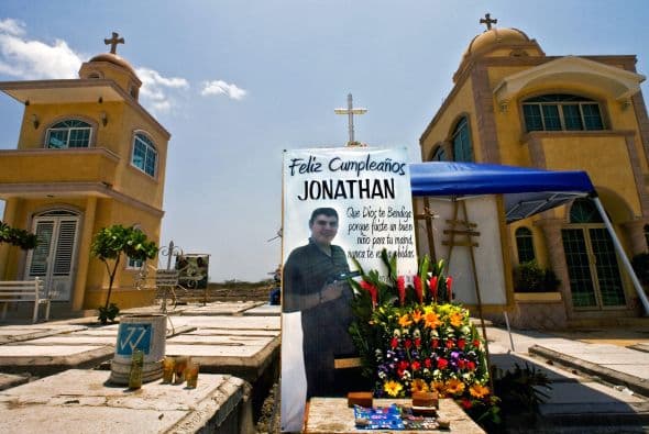 Las tumbas del cementerio sinaloense Jardín de Humaya son un ejemplo de la extravagancia al morir, pues en este sitio han sido enterrados algunos de los narcotraficantes más famosos del país.