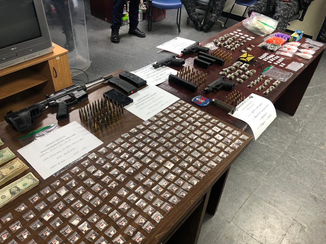 En otro vehículo en la calle Cerra Andino esquina Nueva Palma se ocuparon 249 bolsas de cocaína, 5 bolsas de marihuana y $1,960 en efectivo.