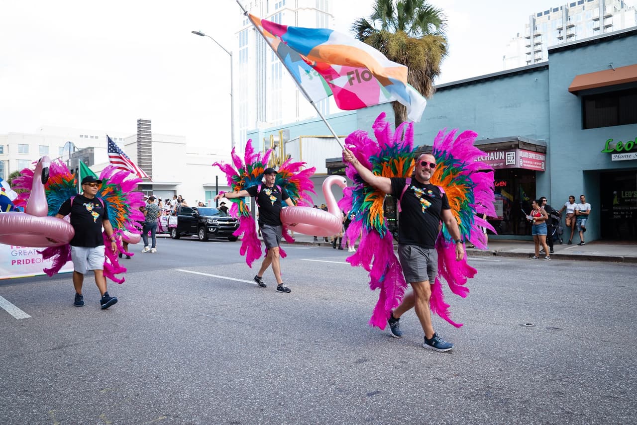 El festival y desfile "Come Out Pride Orlando" reunió el sábado 15 de octubre a miles de personas en el Parque Lake Eola que celebraron la diversidad y el Orgullo de la comunidad LGBTQ+ de Florida Central.