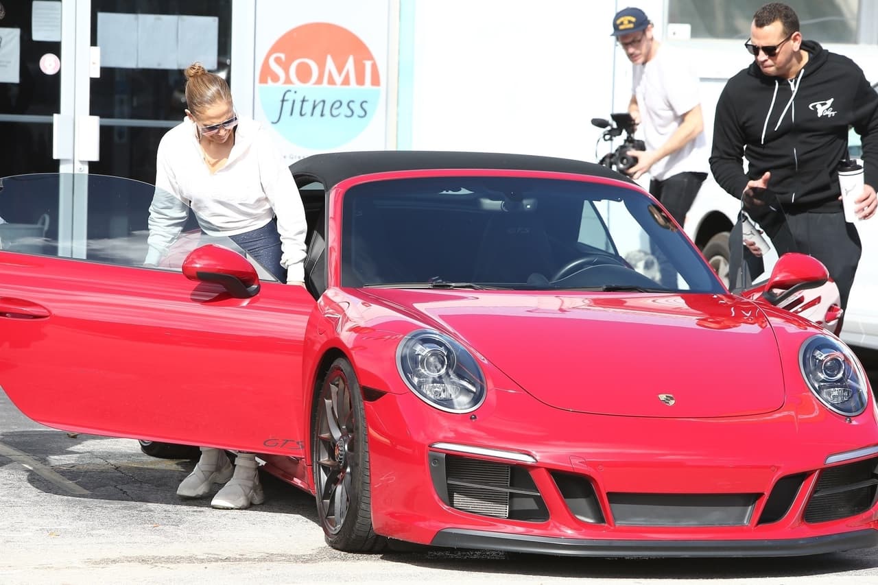 López y Rodríguez 
<b><a href="https://www.univision.com/entretenimiento/jlo-muestra-un-enorme-anillo-y-muchos-creen-que-arod-ya-le-dijo-pa-cuando-video" target="_blank">se comprometieron en las Bahamas</a></b> en marzo de 2019 después de salir durante dos años.
<br>