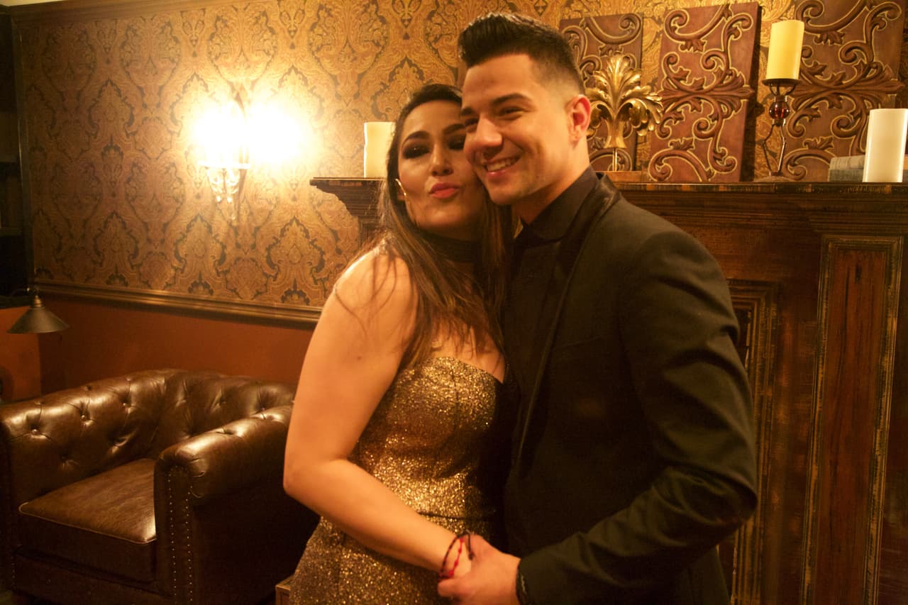 Muchas de sus seguidoras le robaron besos al cantante durante los ensayos de cada una de las escenas.