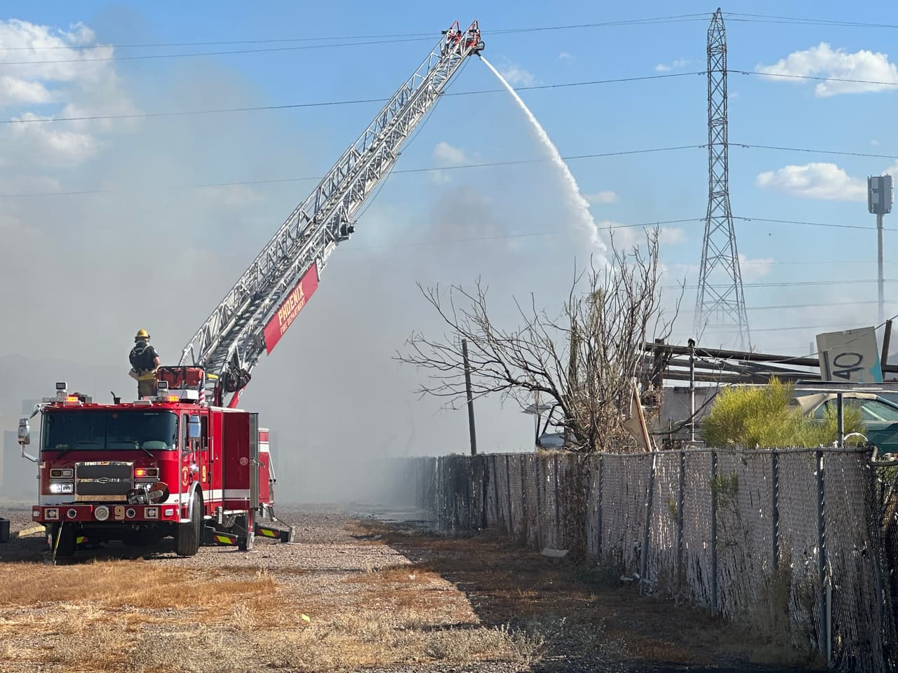 Después de un par de horas de luchar contra las llamas, 
<b>el gran incendio pudo ser controlado</b>, pero bomberos permanecieron en el lugar hasta la noche para apagar los puntos calientes.