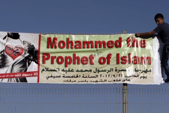 Una manta en Jerusalén colocada en protesta contra las burlas al profeta Mahoma en la revista.
