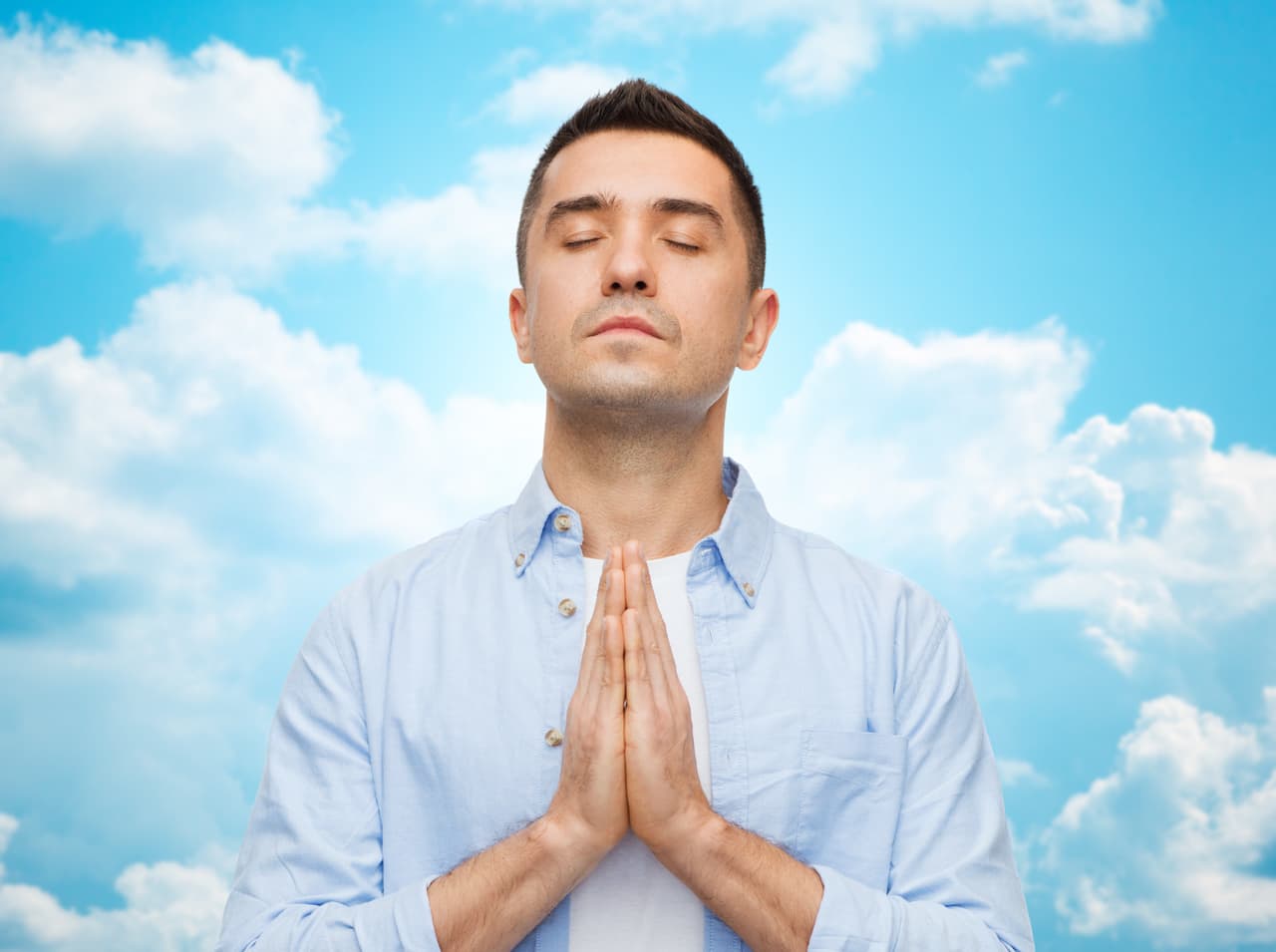 “La clave está en la constancia, en buscar espacios y momentos en los que practiquemos esto de manera regular. Destinar 5 o 10 minutos diarios a esto, y pedirle a Dios que nos ayude a percibir y entender este mensaje que queremos recibir”.