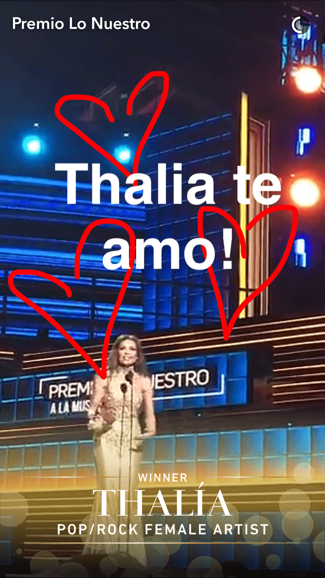 Thalía recibe su premio, tan despampanante como siempre.