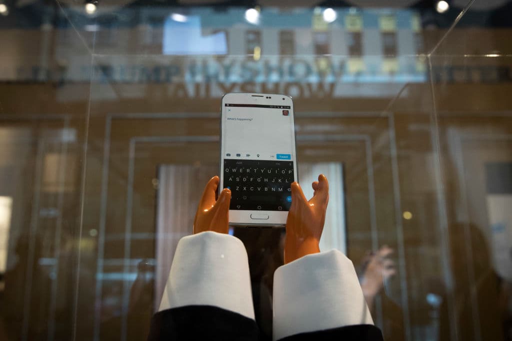 Unas pequeñas manos con un teléfono celular en mano dan la bienvenida a los visitantes de la 'biblioteca'. (Drew Angerer/Getty Images)