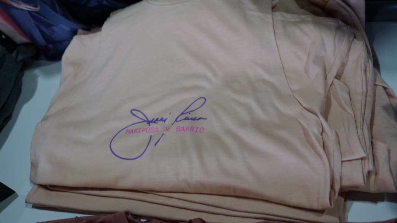 La firma de la marca registrada aparece en todas las prendas y artículos.