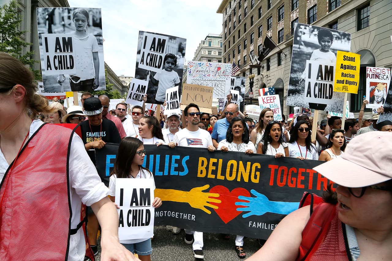 Lin-Manuel Miranda se sumó a una manifestación por la reunificación de las familias en la capital estadounidense, donde le cantó una canción de cuna a los niños separados de sus padres.