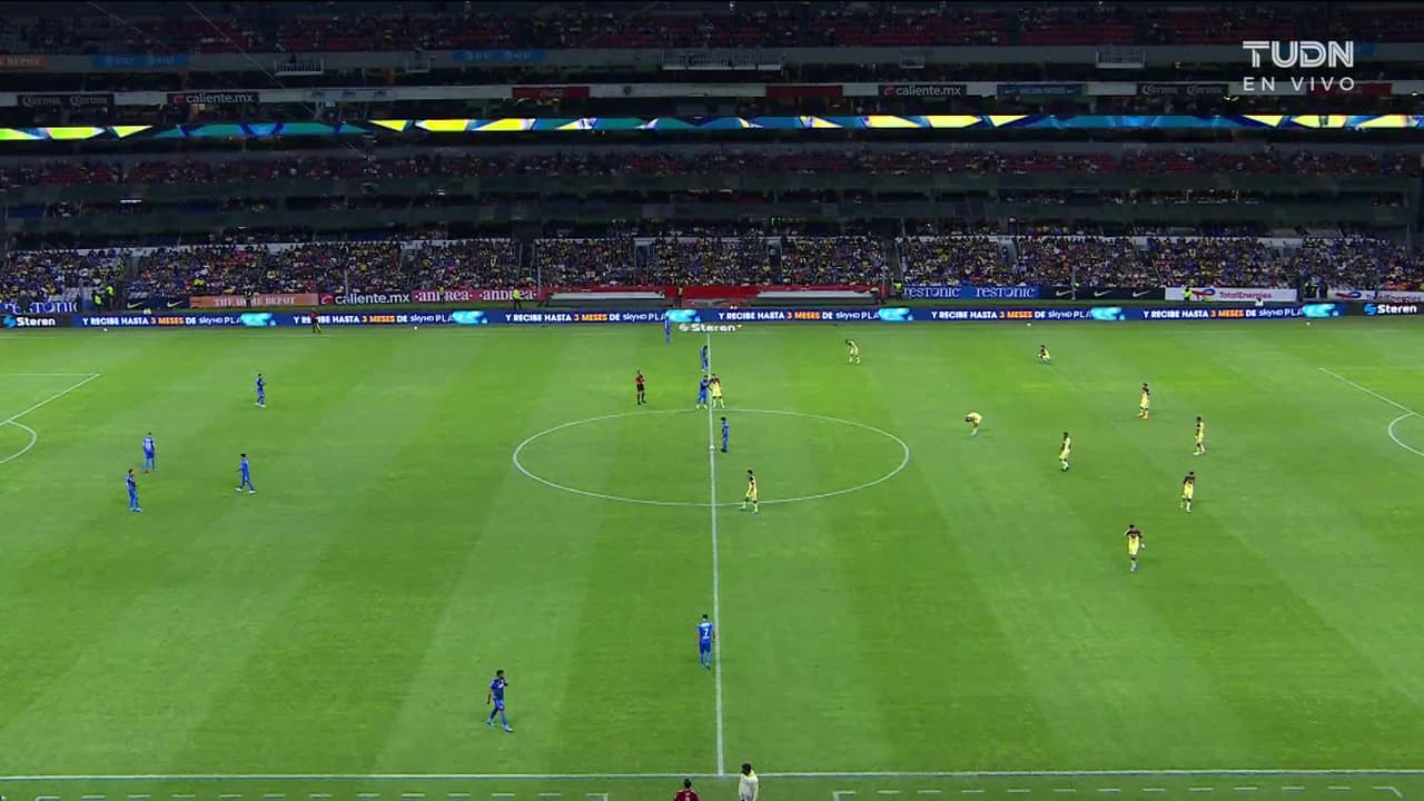 Arranca el partido y la pelota está en juego.