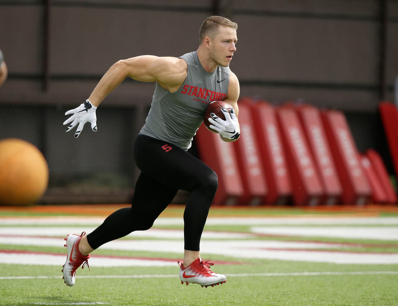 <b>8 CHRISTIAN McCAFFREY | RB Carolina Panthers</b>
<br>Universidad: Stanford
<br>Estatura: 5’11’’
<br>Peso: 202 libras
<br>
<br>Destacar: Dejó un expediente de 3,864 yardas para la NCAA durante todo en 2015, después fue disminuido por lesiones en 2016 - y todavía así funcionó para acumular 1,639 yardas.
<br>
<br>Resumen: Lo que a McCaffrey le falta de tamaño y potencia, lo compensa con velocidad, rapidez y versatilidad.
<br>
<br>Conclusión: El padre Ed McCaffrey fue una selección de tercera ronda de Stanford por los Giants en 1991.