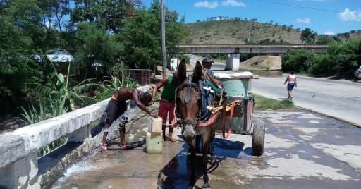 Mucha gente en Santiago depende de los aguadores para el agua que consume.