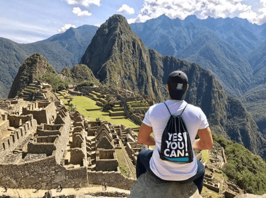 Aquí lo vemos disfrutando de esta impresionante vista de Machu Picchu. "Magia es soñar con los pies en la tierra y la mirada en el infinito", escribio Alejandro en sus redes.
