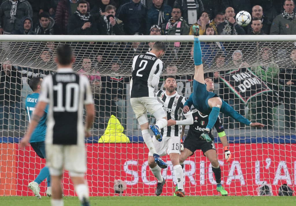 Massimiliano Allegri, entonces técnico de Juventus, declaró: "No sé si el gol de Ronaldo es el mejor de la historia del fútbol, pero realmente es un gol extraordinario. Solo puedes felicitarle por lo que está haciendo en el presente".