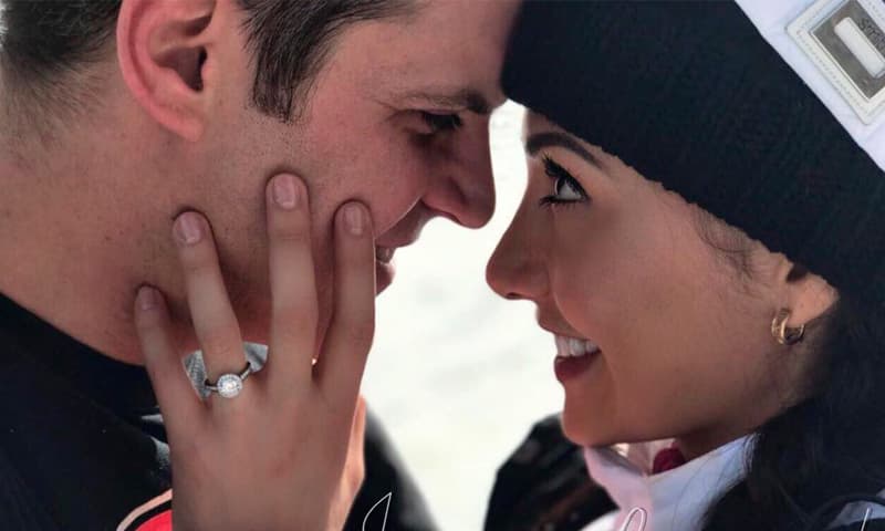 El actor le hizo la propuesta en el Lago Big Bear de California, durante un viaje con la familia de su novia: "La vida te lleva por caminos distintos siempre. Y contigo quiero recorrerlos, viajarlos, sentirlos, vivirlos, encontrarlos y disfrutarlos todos. ¡
<b>Te amo cada segundo más mi amor</b>!".