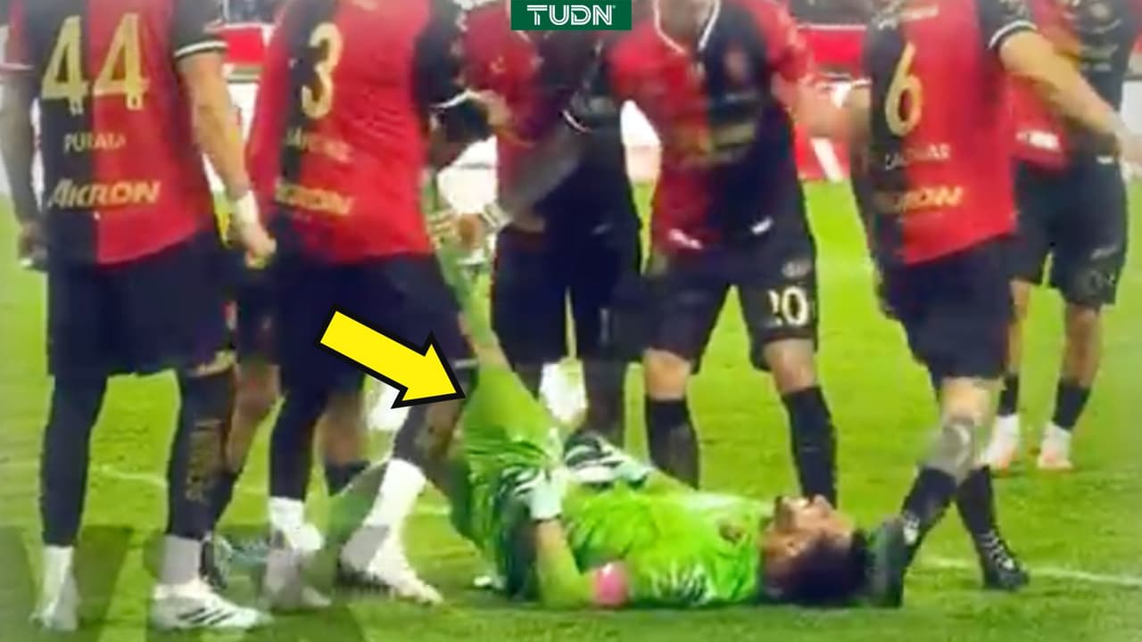 ¡Camilo Vargas ataja su penal 21 en Liga MX vs. Chivas así!