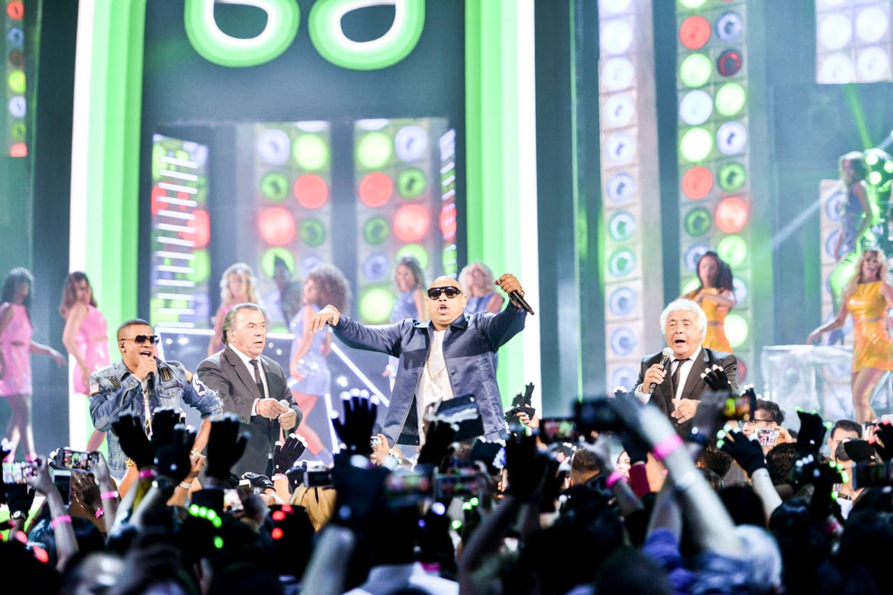 Los intérpretes originales, los españoles de Los Del Río, hicieron su aparición esa noche. La combinación de talentos provocó un gran revuelo.