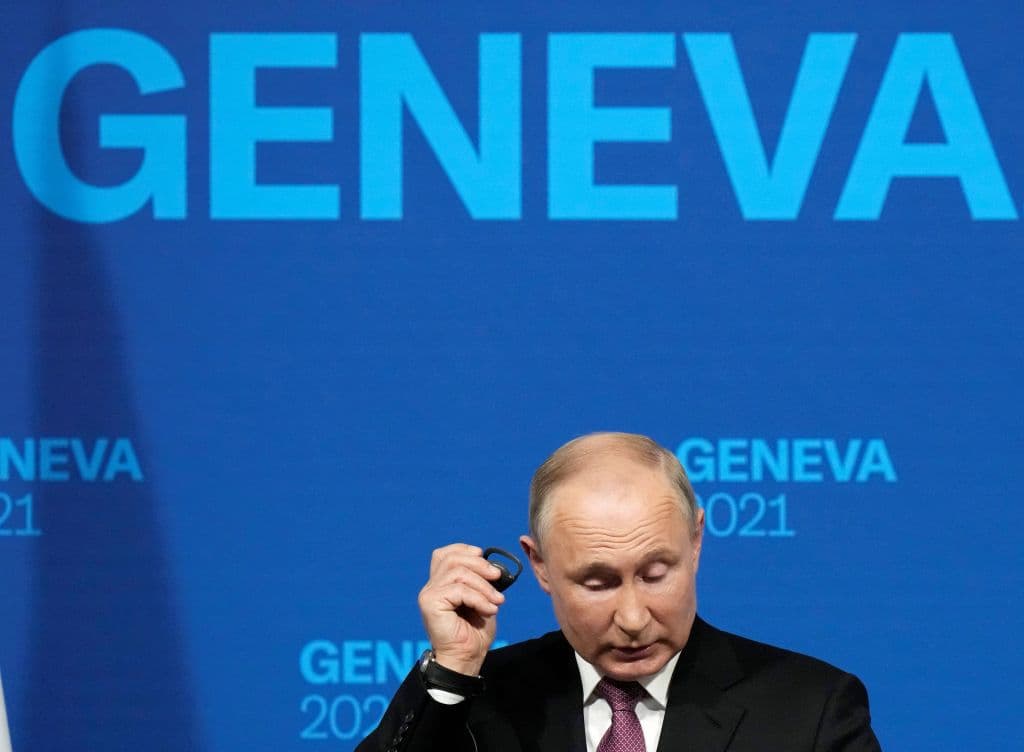 Putin se ajusta el auricular para escuchar la traducción de las preguntas de los medios.