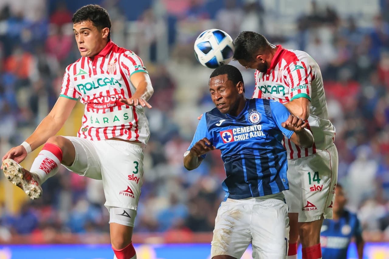 A pesar de la desventaja, Necaxa no bajó los brazos y recibió un penal a favor cerca de la media hora de juego.