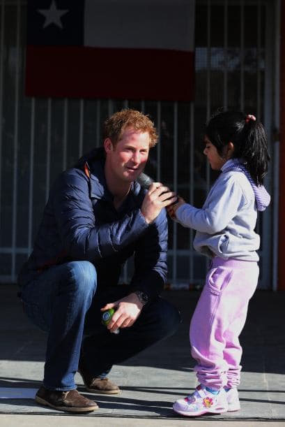 Tanto que incluso una niña le arrebató el micrófono mientras daba unas palabras a todos los asistentes.